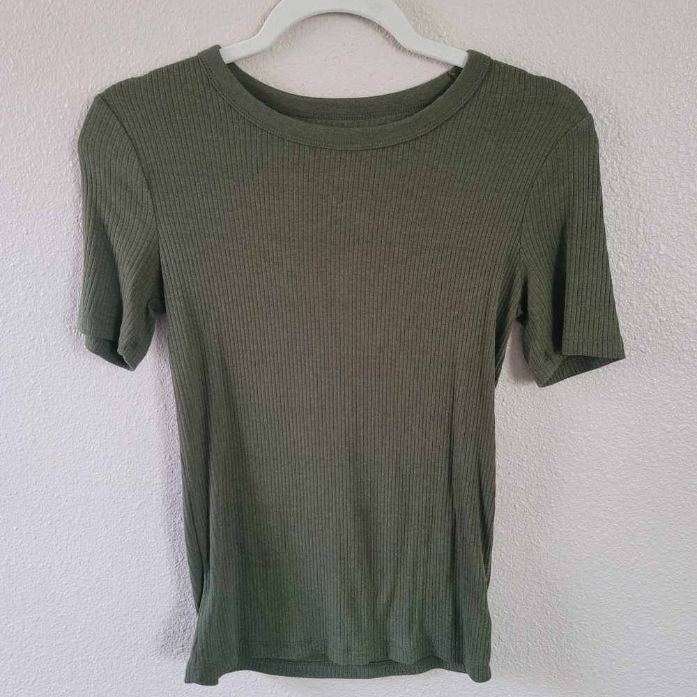 ✨️BOGO✨️A New Day Olive Green Ribbed Layering Shirt Top Size Small